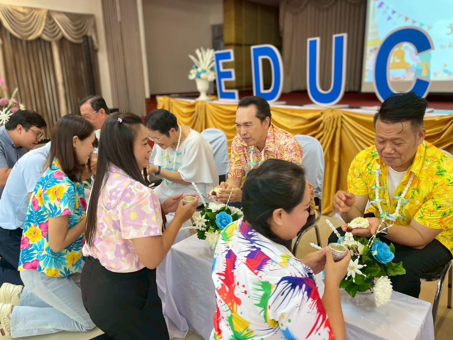 3. วันที่ 26 เมษายน 2568 สาขาการบริหารการศึกษา ได้จัดกิจกรรมรดน้ำดำหัวคณาจารย์ระดับบัณฑิตศึกษา ประจำสาขาการบริหารการศึกษา ณ ห้องประชุมครุร่มสัก 1 ชั้น 3 อาคารคณะครุศาสตร์